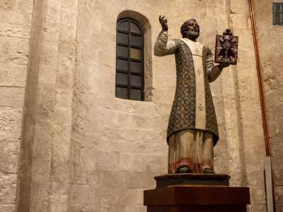 Spostandoci nella navata destra, a dominare la scena � una statua di San Nicola con le braccia spalancate, la veste vescovile indosso e le tre palle d�oro che poggiano sulla Bibbia nella mano sinistra